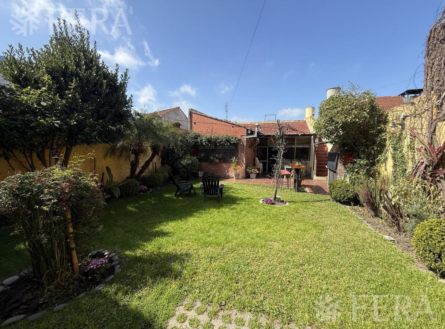 Venta casa 4 ambientes con jardín y cochera en Villa Dominico