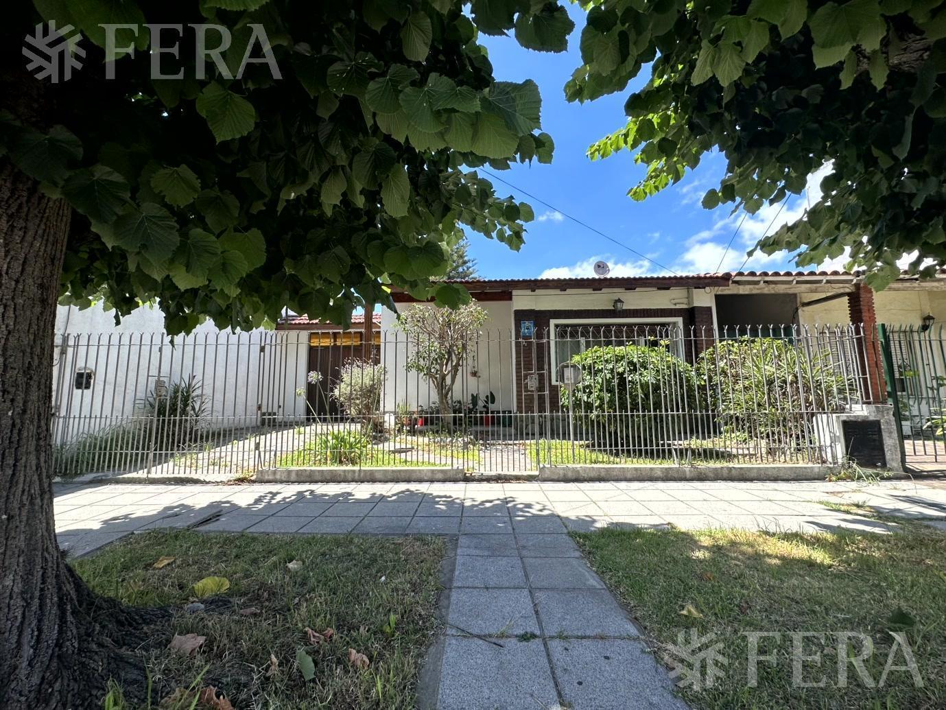 Foto de Venta casa 4 ambientes con cochera y jardín en Wilde, imagen 1