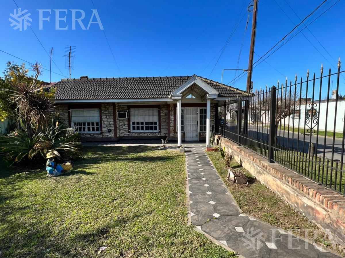 Foto de Venta casa con jardín al frente, patio y cochera en Florencio Varela, imagen 2