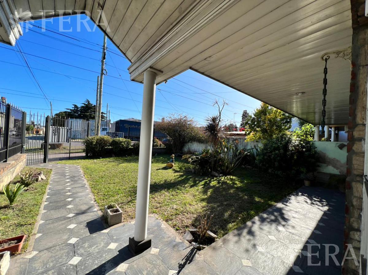 Foto de Venta casa con jardín al frente, patio y cochera en Florencio Varela, imagen 1