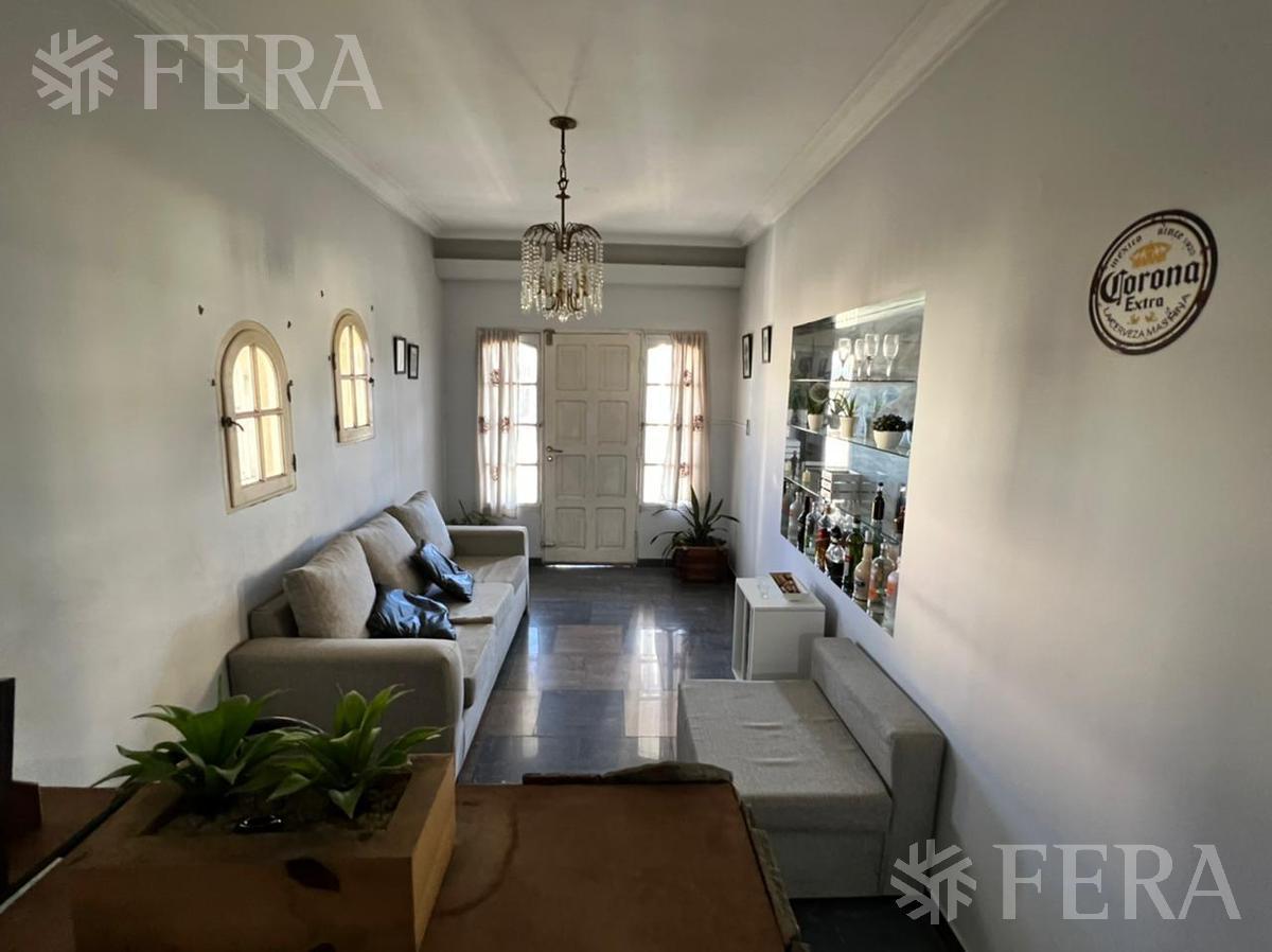 Foto de Venta casa con jardín al frente, patio y cochera en Florencio Varela, imagen 3