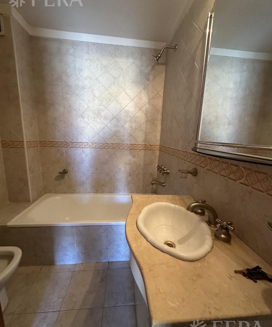 Foto de Venta departamento 4 ambientes con cochera y balcón en Wilde, imagen 2