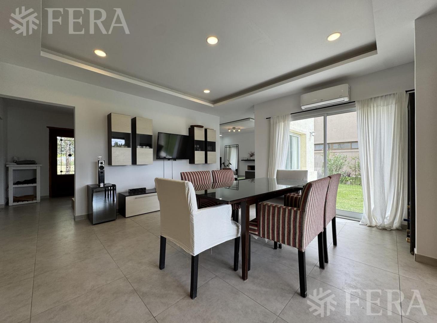 Foto de Venta de casa 6 ambientes con piscina y cochera en Miralagos- La Plata, imagen 3
