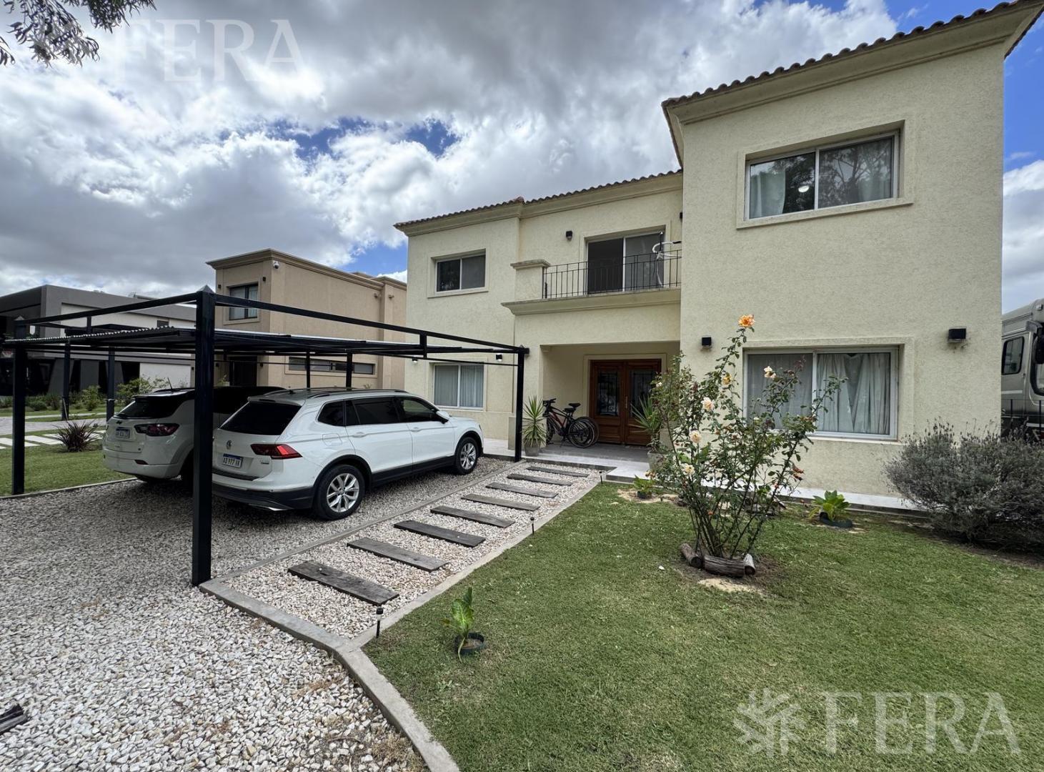 Foto de Venta de casa 6 ambientes con piscina y cochera en Miralagos- La Plata, imagen 2