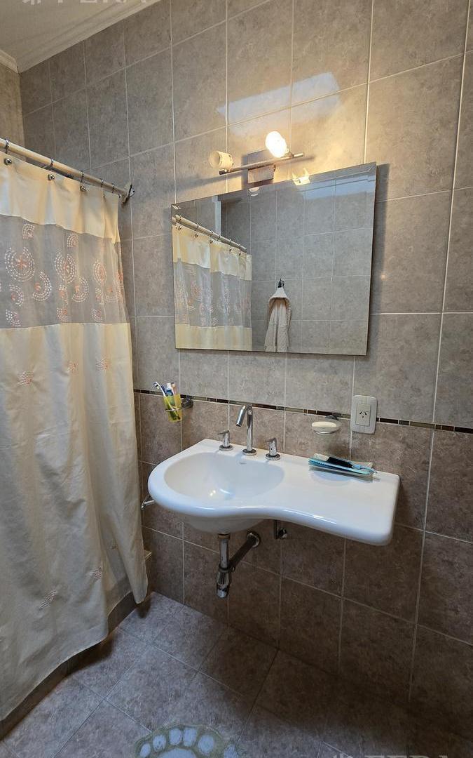 Foto de Venta PH 4 ambientes con jardín y cochera en Bernal Oeste, imagen 2