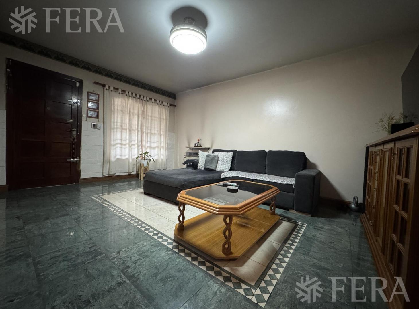 Foto de Venta casa 5 ambientes con cochera en Ezpeleta Quilmes, imagen 1