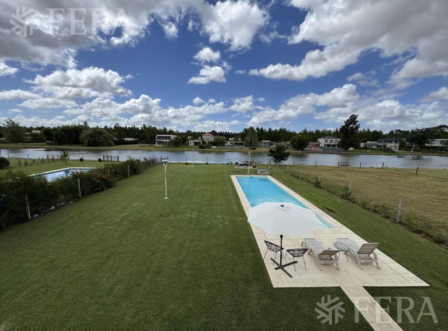Foto de Alquiler de casa 6 ambientes con piscina y cochera en Miralagos- La, imagen 2