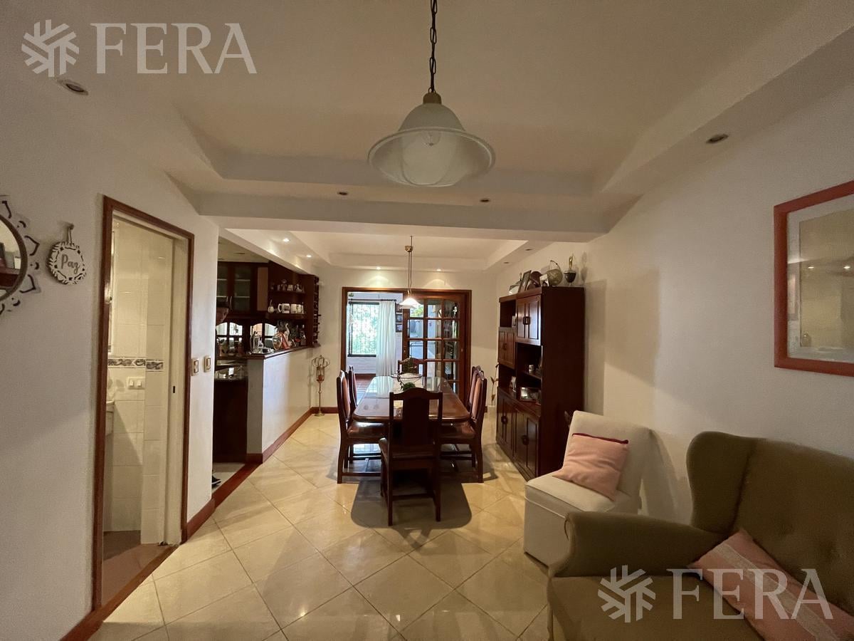 Foto de Venta casa 5 ambientes con cochera, quincho y fondo libre con piscina, imagen 5