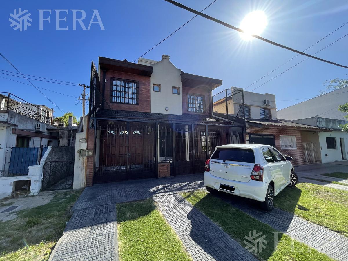 Foto de Venta casa 5 ambientes con cochera, quincho y fondo libre con piscina, imagen 3