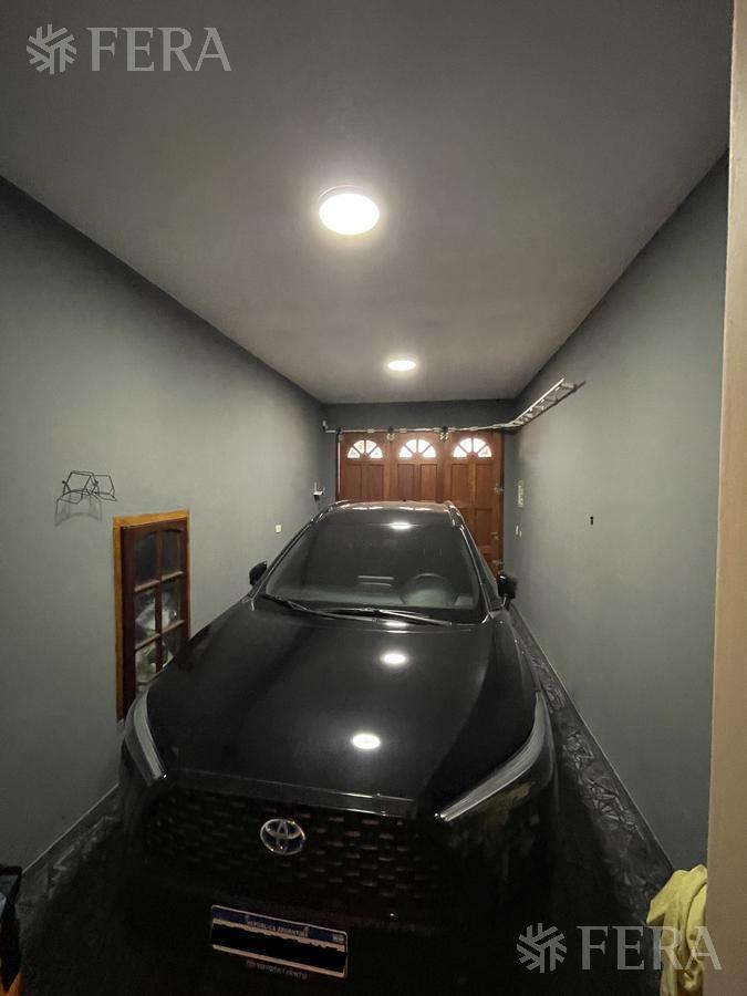 Foto de Venta casa 5 ambientes con cochera, quincho y fondo libre con piscina, imagen 2