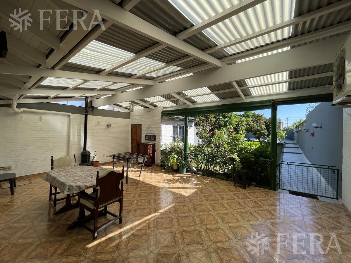 Foto de Venta casa 5 ambientes con cochera, quincho y fondo libre con piscina, imagen 4
