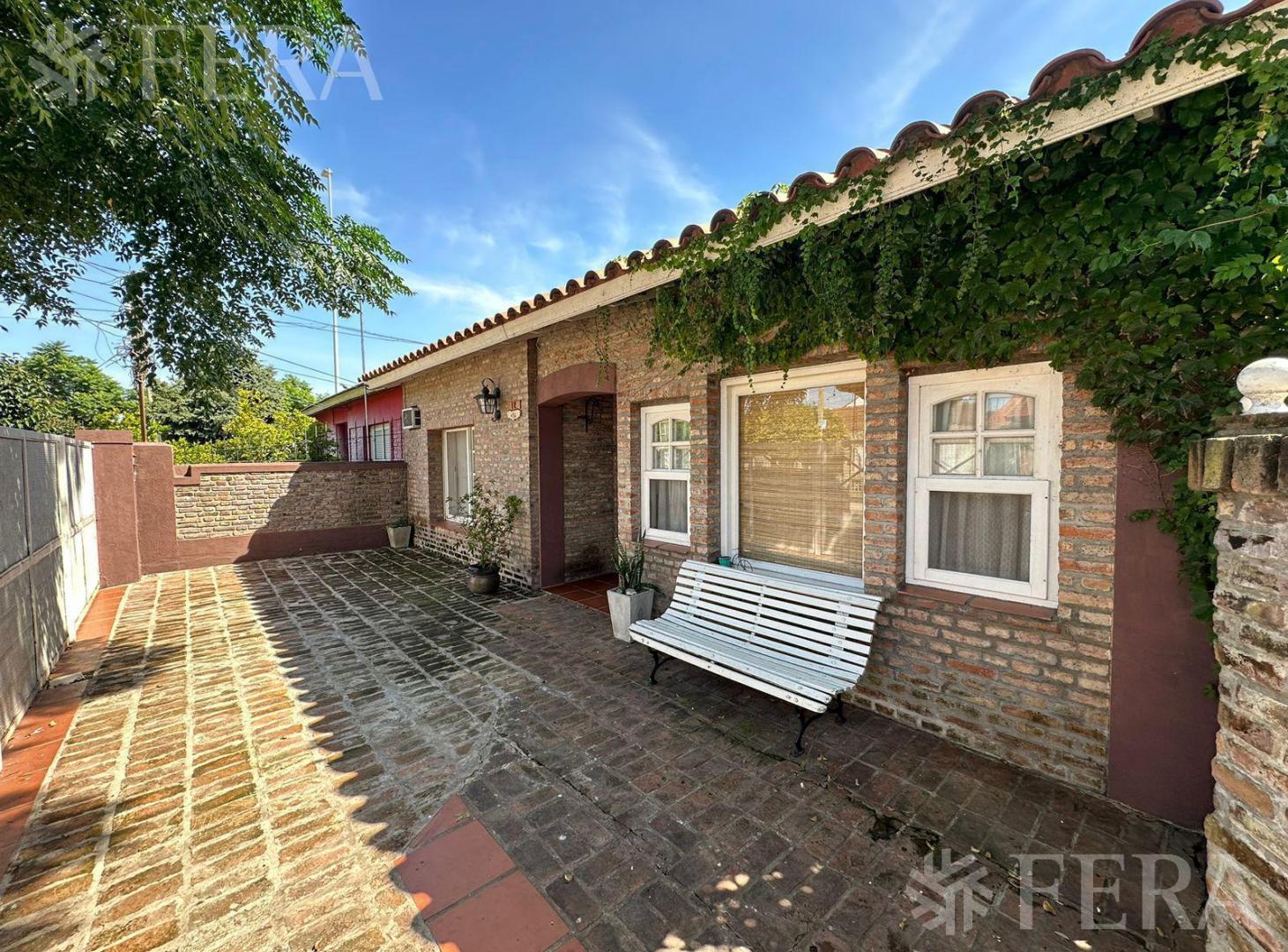 Foto de Venta casa 4 ambientes con cochera y fondo libre con piscina en, imagen 3