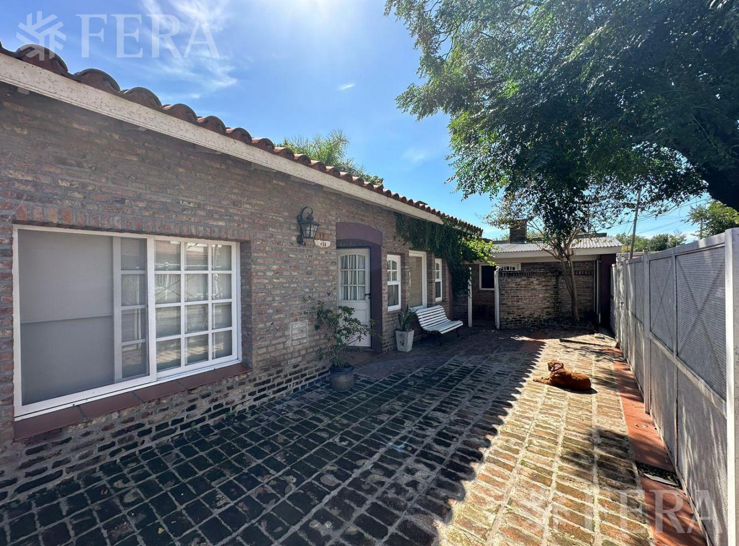Foto de Venta casa 4 ambientes con cochera y fondo libre con piscina en, imagen 1