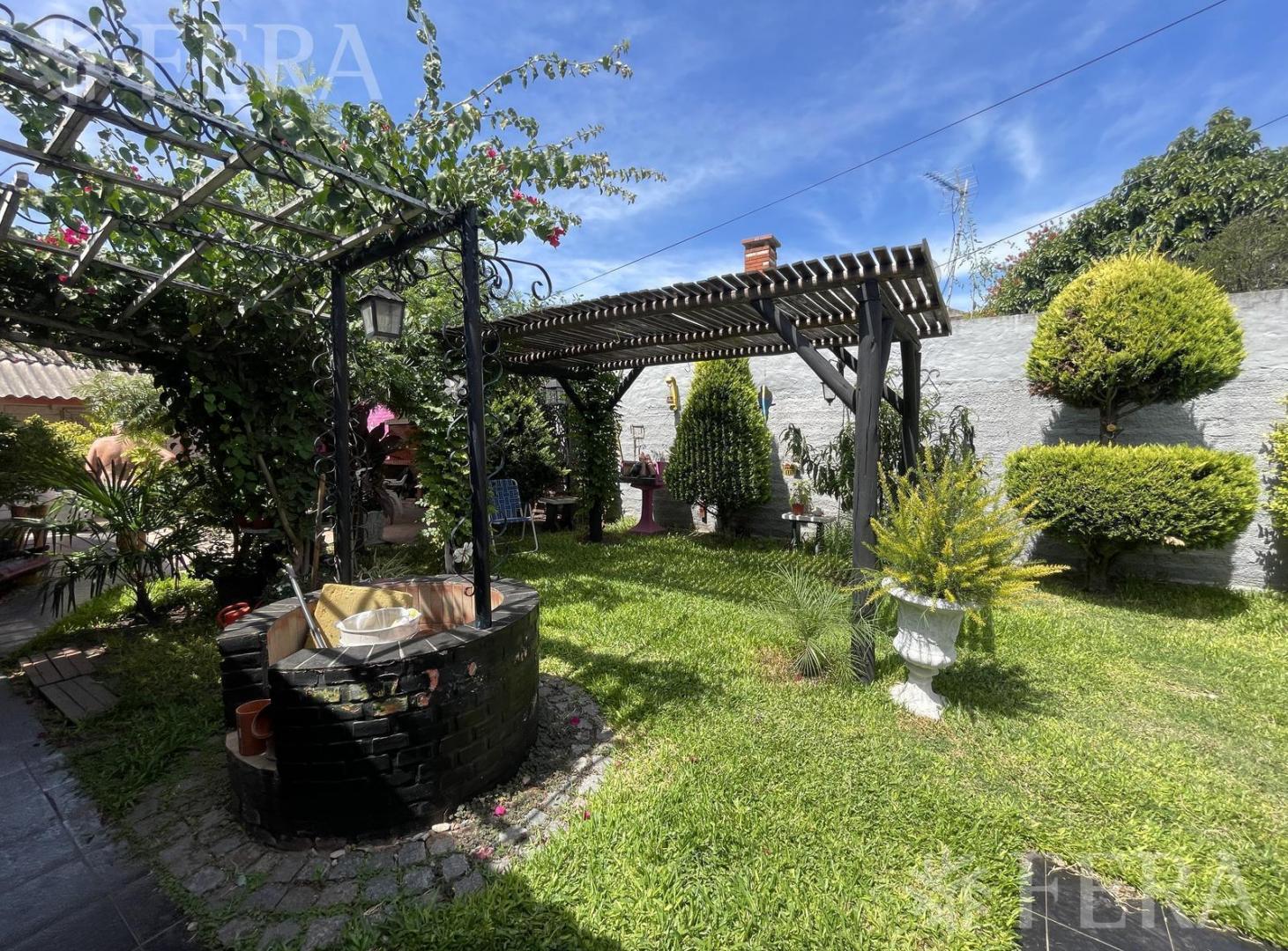 Foto de Venta casa multifamiliar con cochera y jardin en Temperley, imagen 5