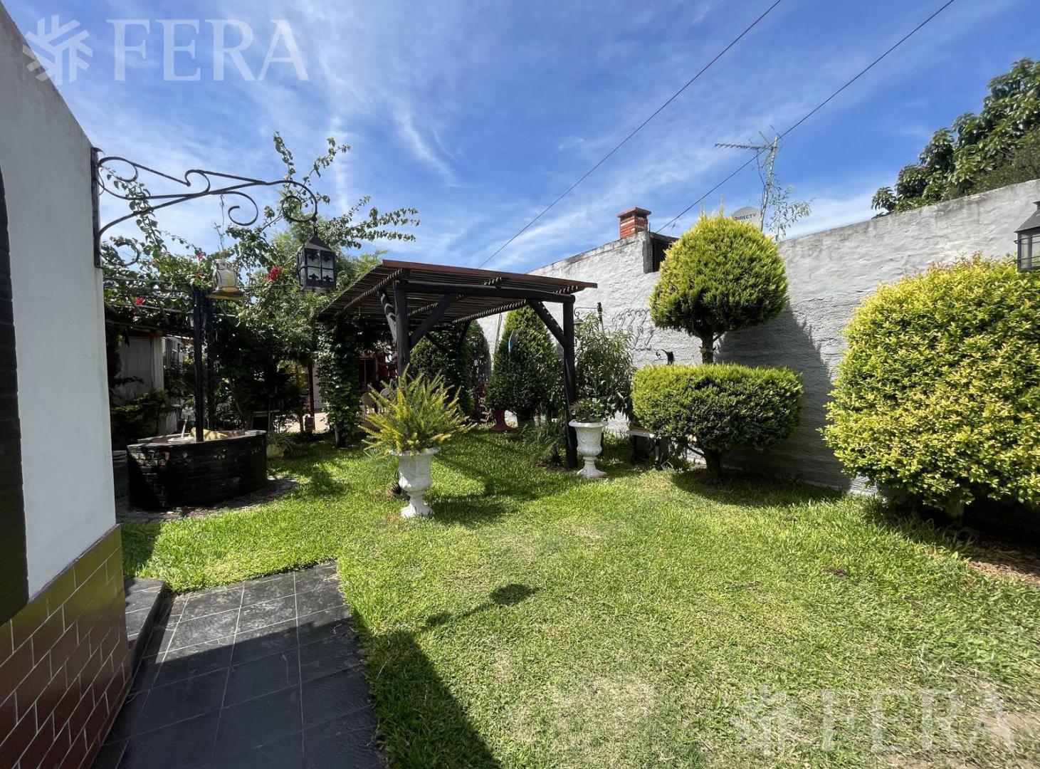 Foto de Venta casa multifamiliar con cochera y jardin en Temperley, imagen 2