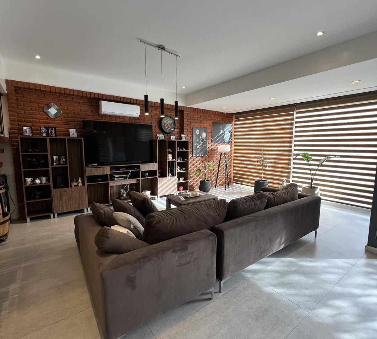 Foto de Venta casa 5 ambientes con cochera y piscina en Wilde, imagen 4