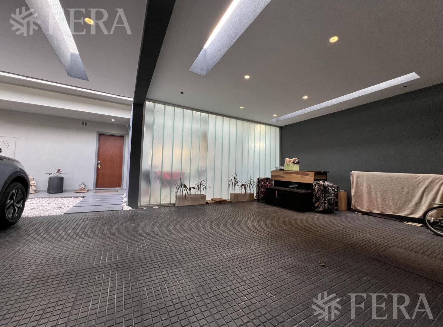 Foto de Venta casa 5 ambientes con cochera y piscina en Wilde, imagen 1