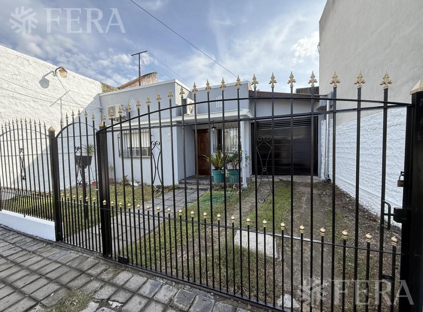 Foto de Venta de Casa 3 ambientes con Cochera y Jardín en Quilmes., imagen 4
