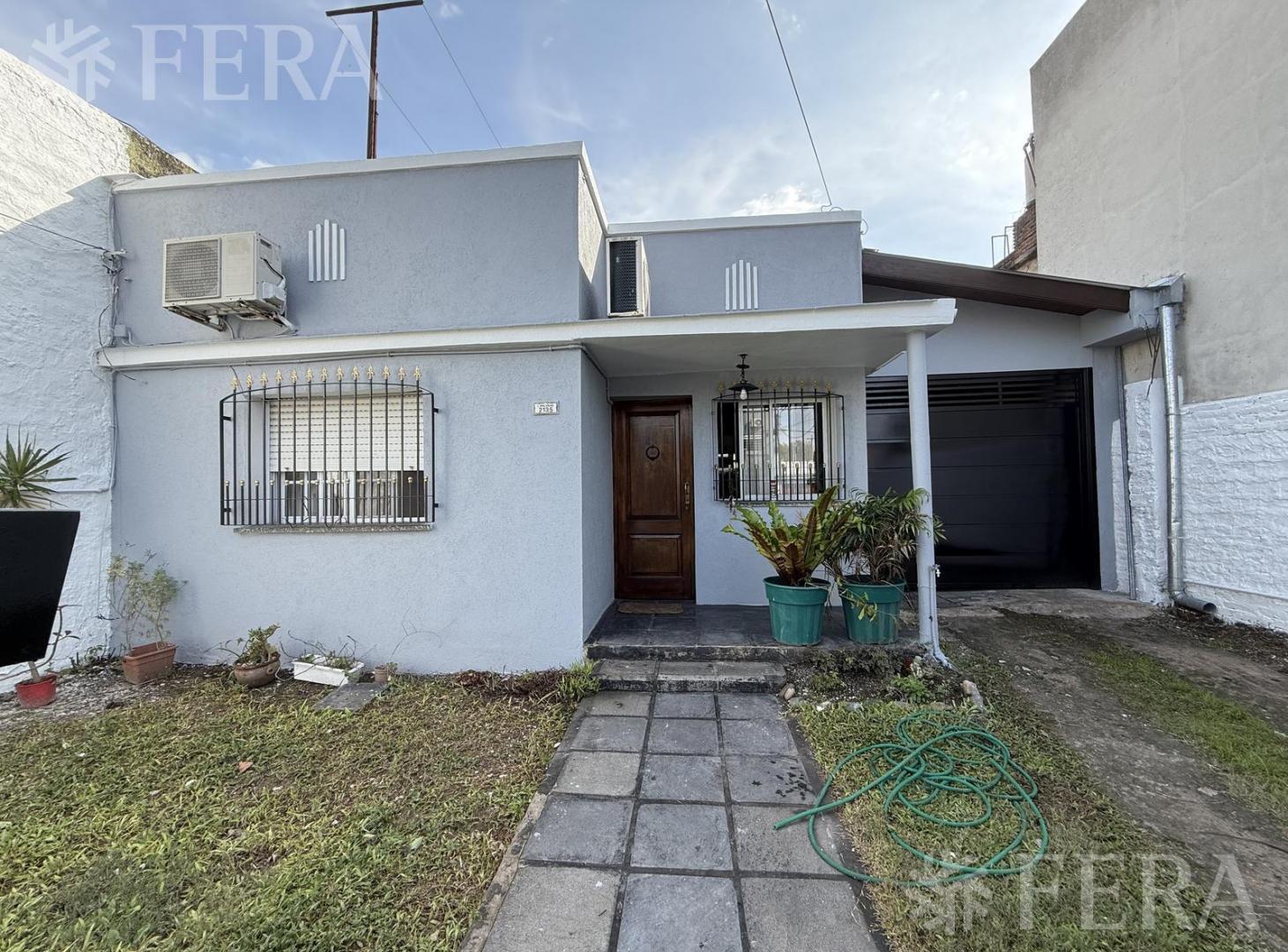 Foto de Venta de Casa 3 ambientes con Cochera y Jardín en Quilmes., imagen 2