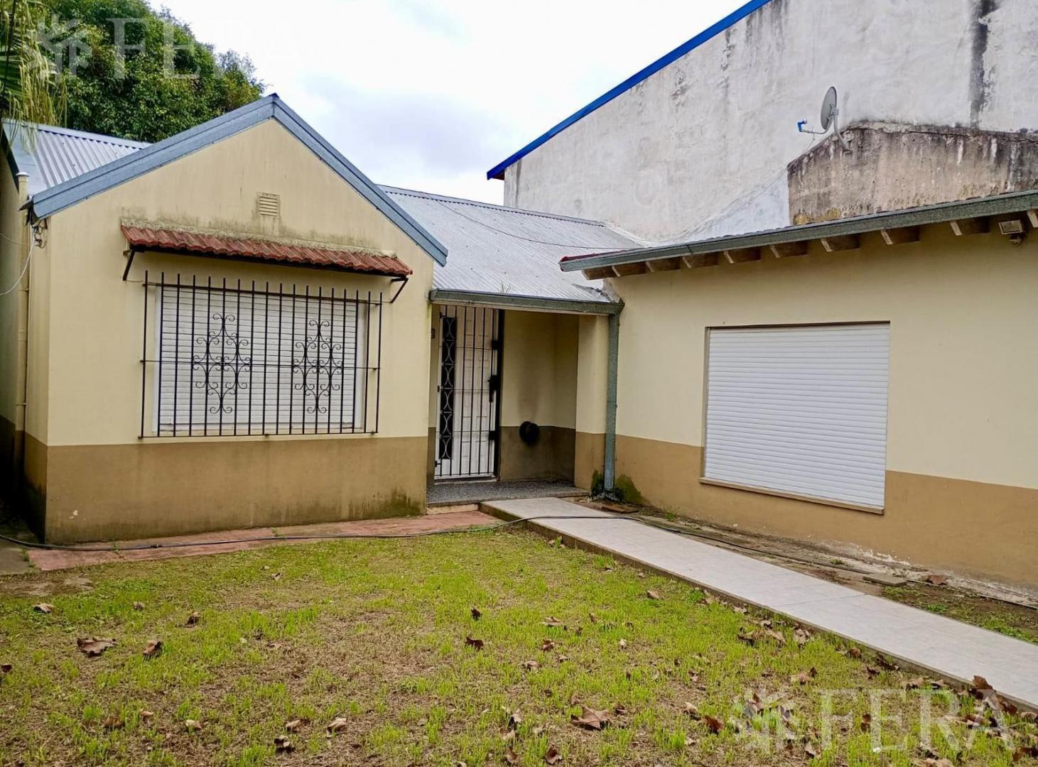 Foto de Venta casa 3 ambientes con jardín y cochera en Ezpeleta, imagen 2