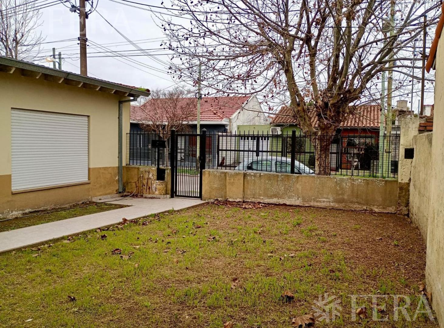 Foto de Venta casa 3 ambientes con jardín y cochera en Ezpeleta, imagen 1