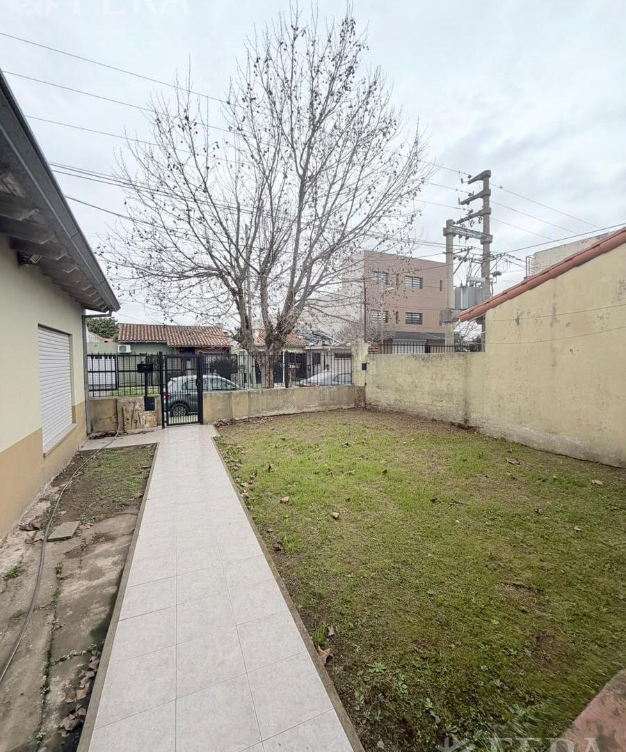 Foto de Venta casa 3 ambientes con jardín y cochera en Ezpeleta, imagen 3