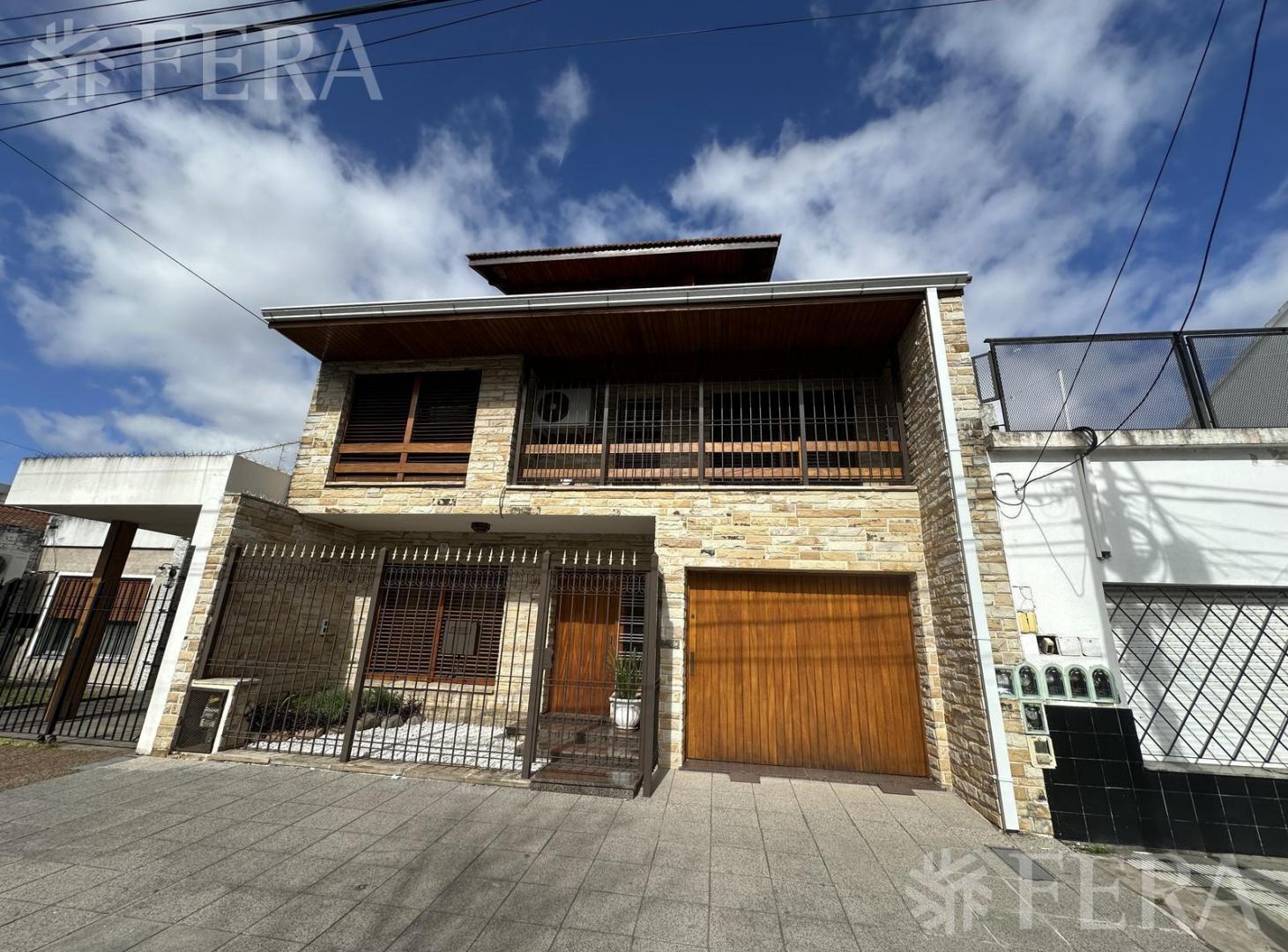 Foto de Venta casa 4 ambientes con cochera y piscina en Wilde, imagen 2
