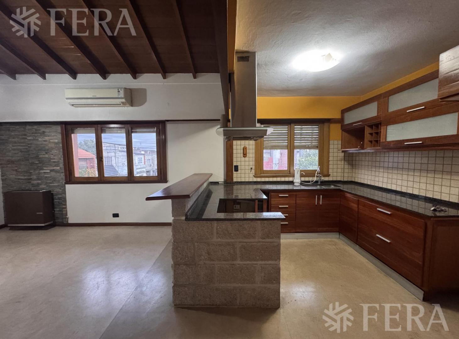 Foto de Alquiler PH 3 ambientes con cochera y patio en Bernal Oeste, imagen 1