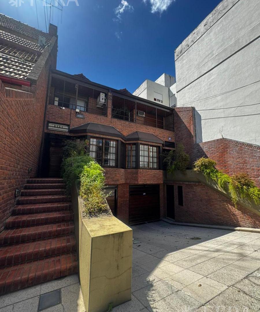 Foto de Excelente triplex con cochera doble, jardín y parrilla en Belgrano R, imagen 2