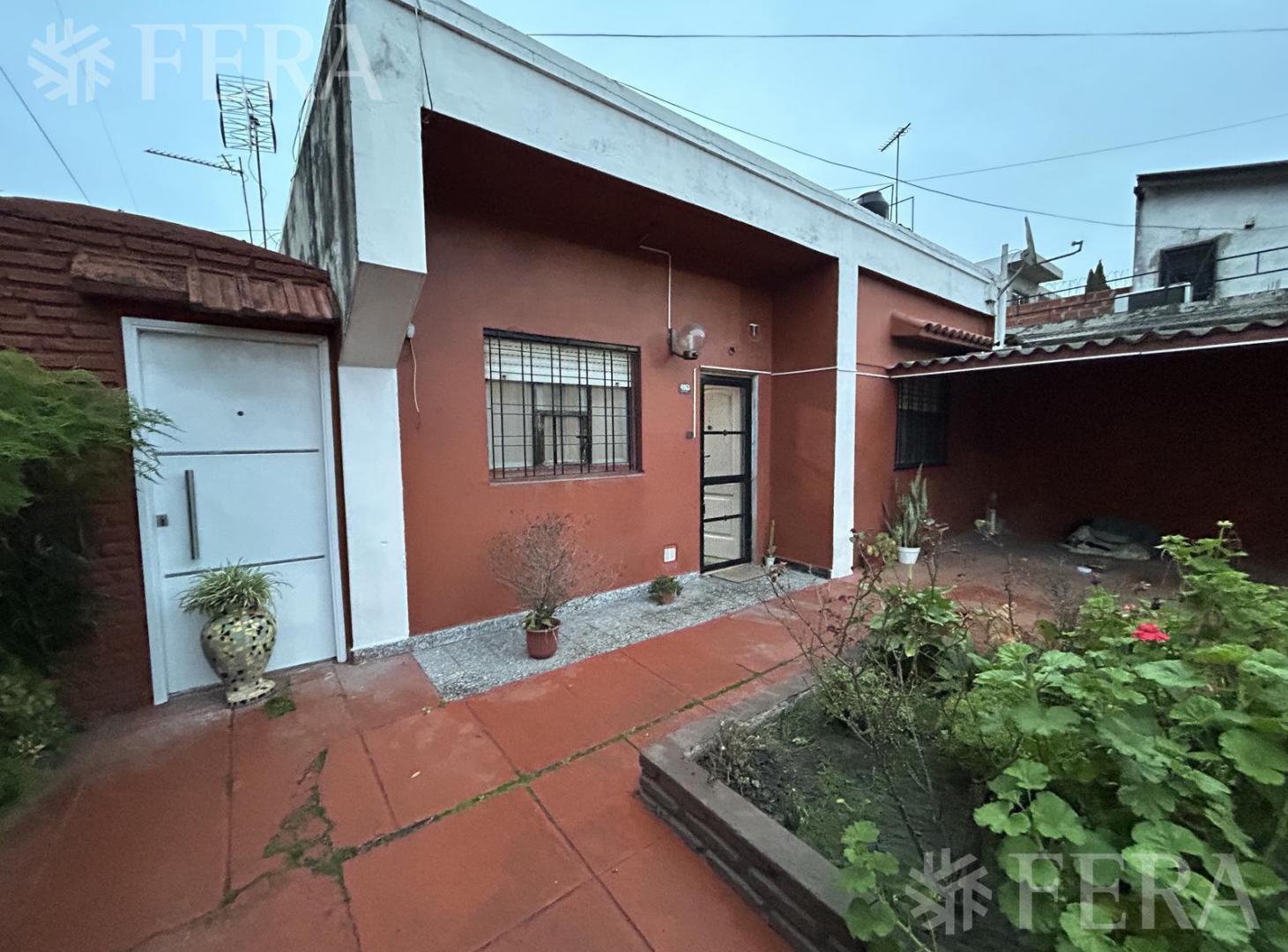 Foto de Venta Casa 4 ambientes con cochera y jardín en Bernal Oeste, imagen 3