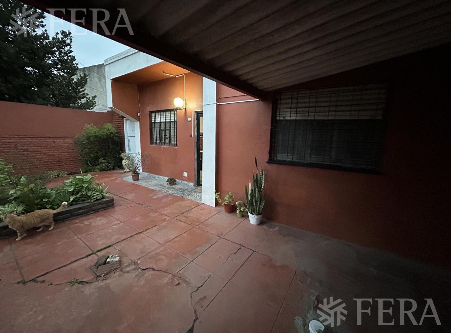 Foto de Venta Casa 4 ambientes con cochera y jardín en Bernal Oeste, imagen 2