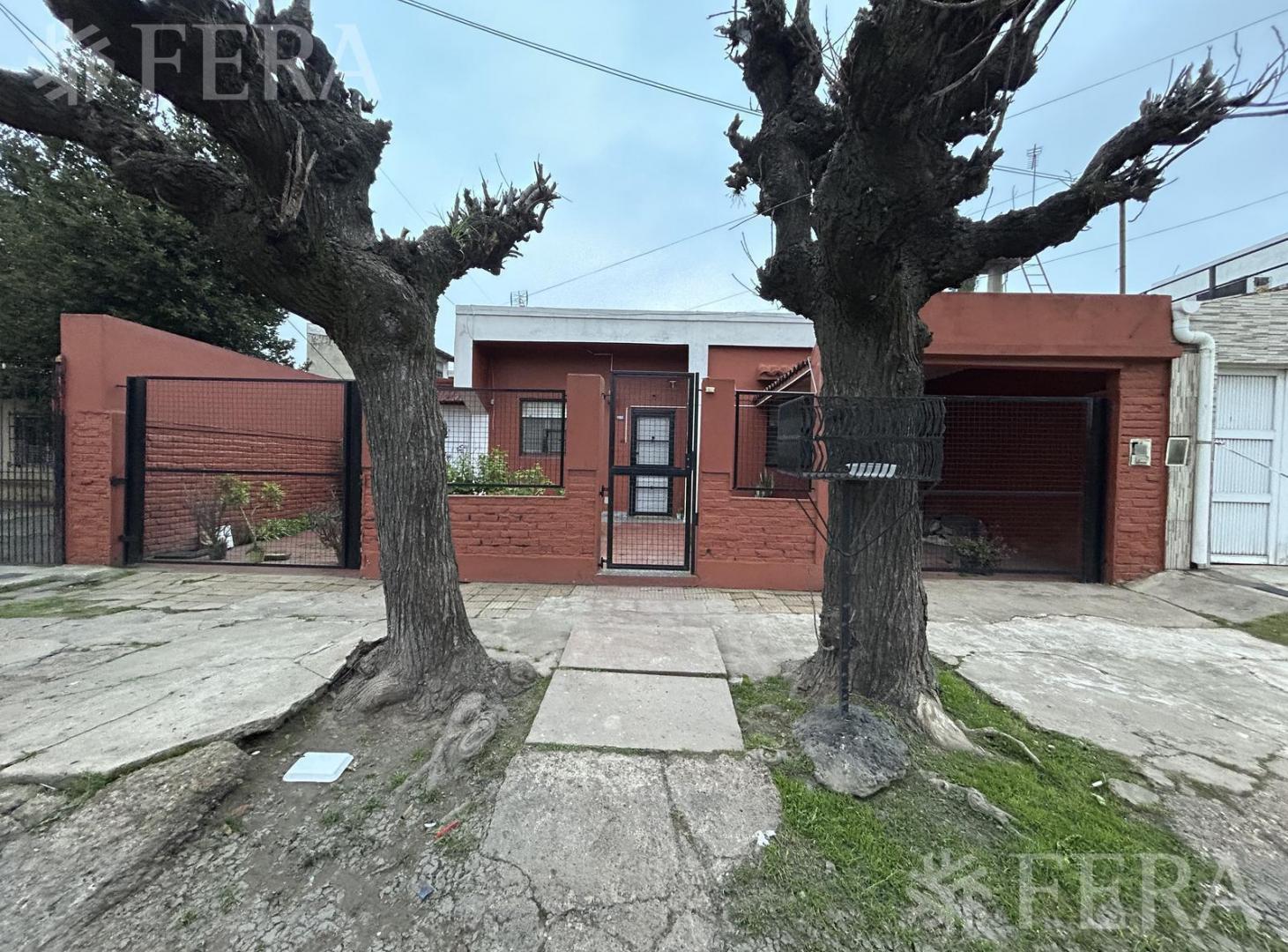 Foto de Venta Casa 4 ambientes con cochera y jardín en Bernal Oeste, imagen 1