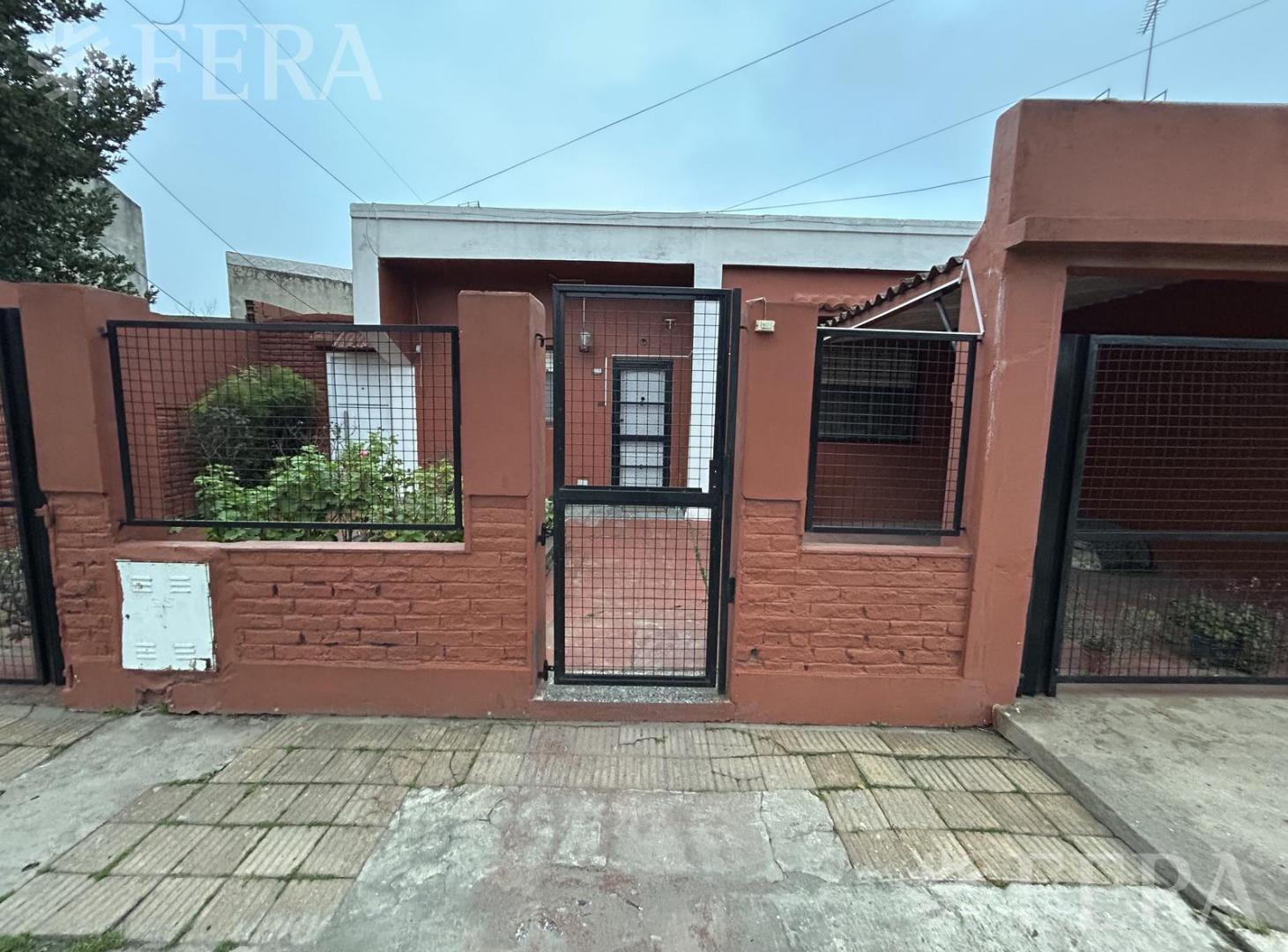 Foto de Venta Casa 4 ambientes con cochera y jardín en Bernal Oeste, imagen 4