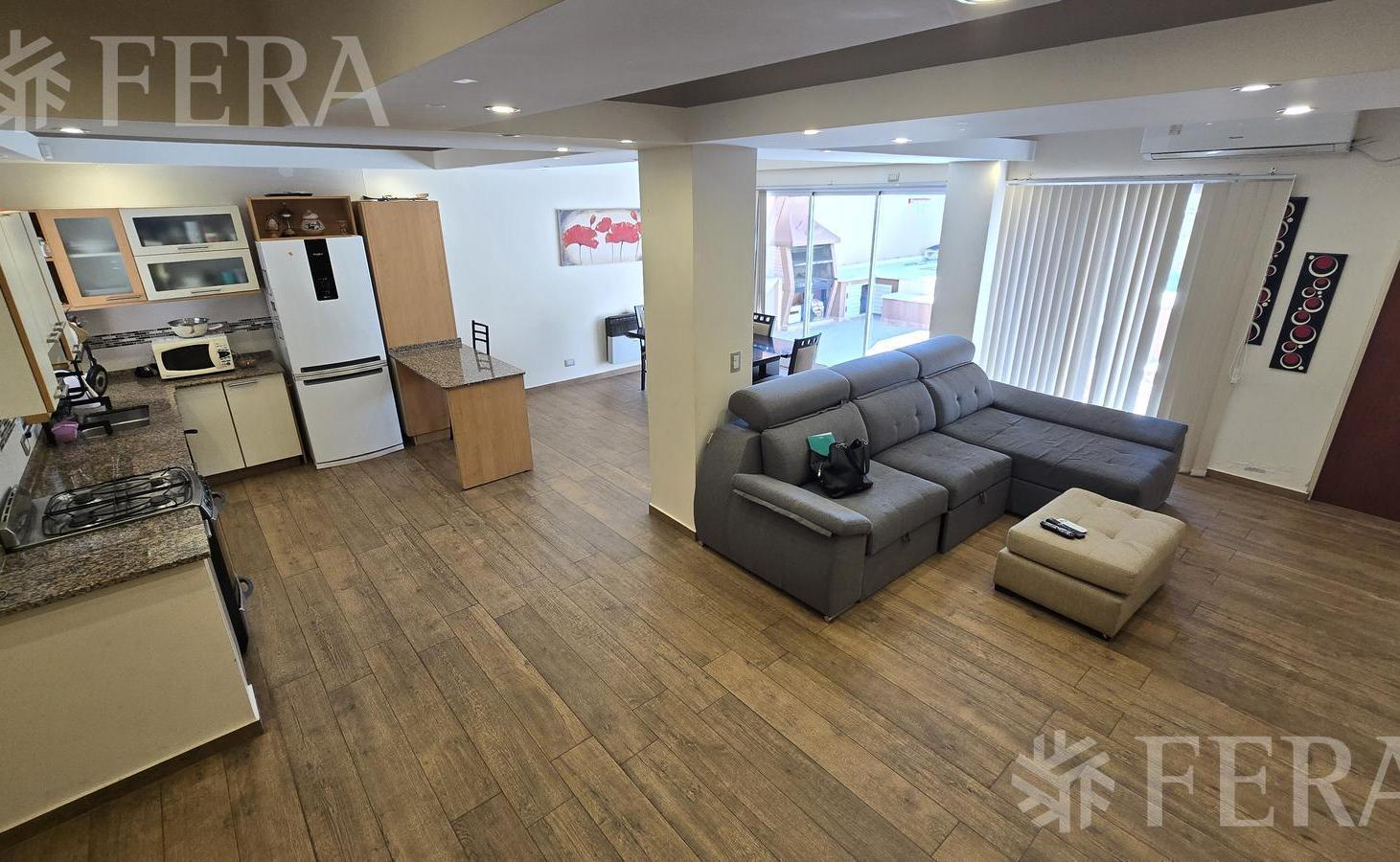 Foto de Venta casa 5 ambientes con cochera en Sarandi, imagen 1