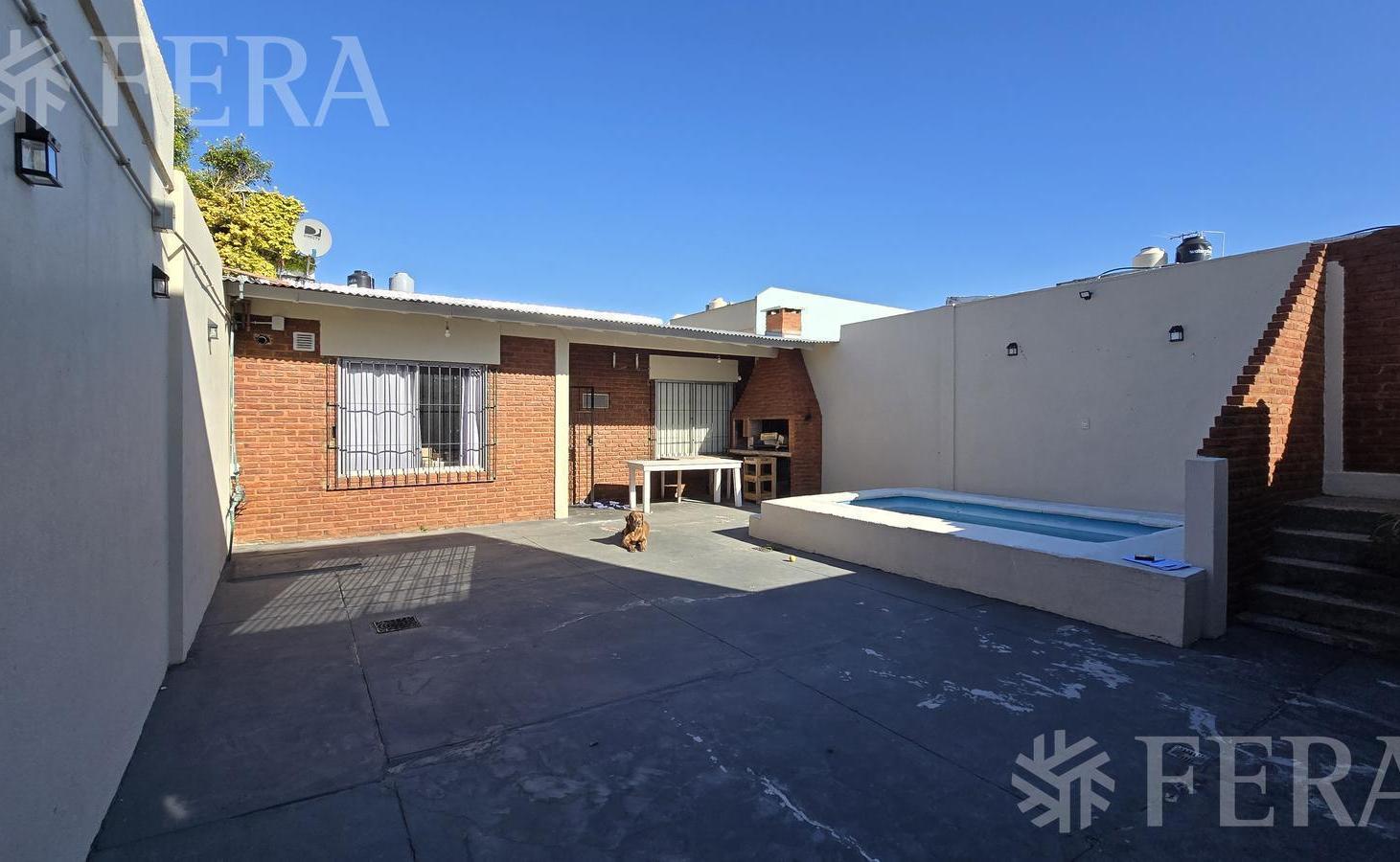 Foto de Venta casa 4 ambientes con cochera y piscina en Bernal, imagen 1
