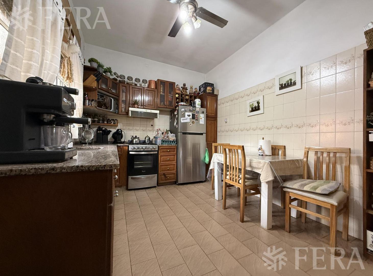 Foto de Venta Casa 4 ambientes con cochera y patio en Quilmes Oeste, imagen 2