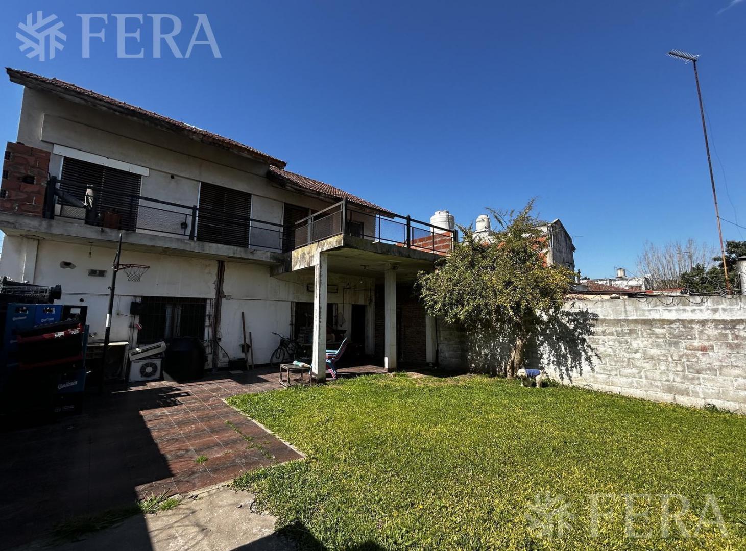 Foto de Venta Casa con local de 4 ambientes con patio en Florencio Varela, imagen 1
