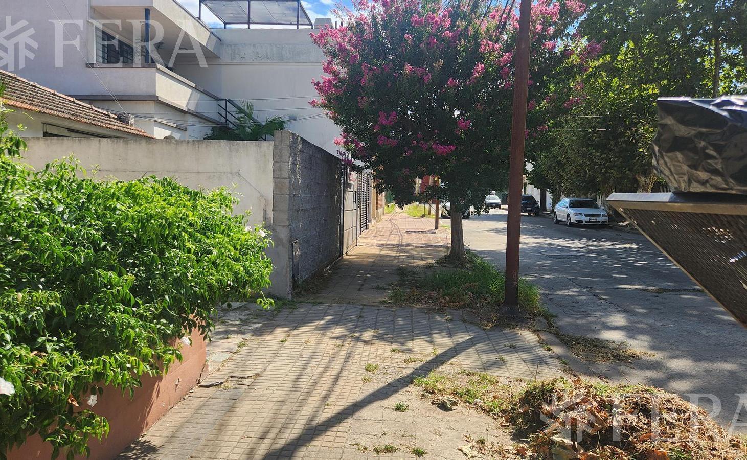 Foto de Venta casa 3 ambientes con cochera y jardín en Bernal, imagen 1