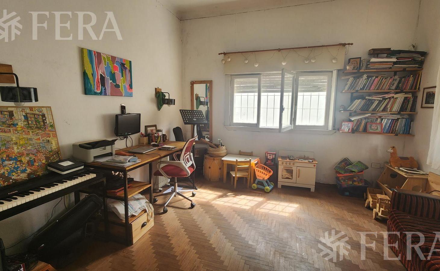 Foto de Venta casa 3 ambientes con cochera y jardín en Bernal, imagen 2