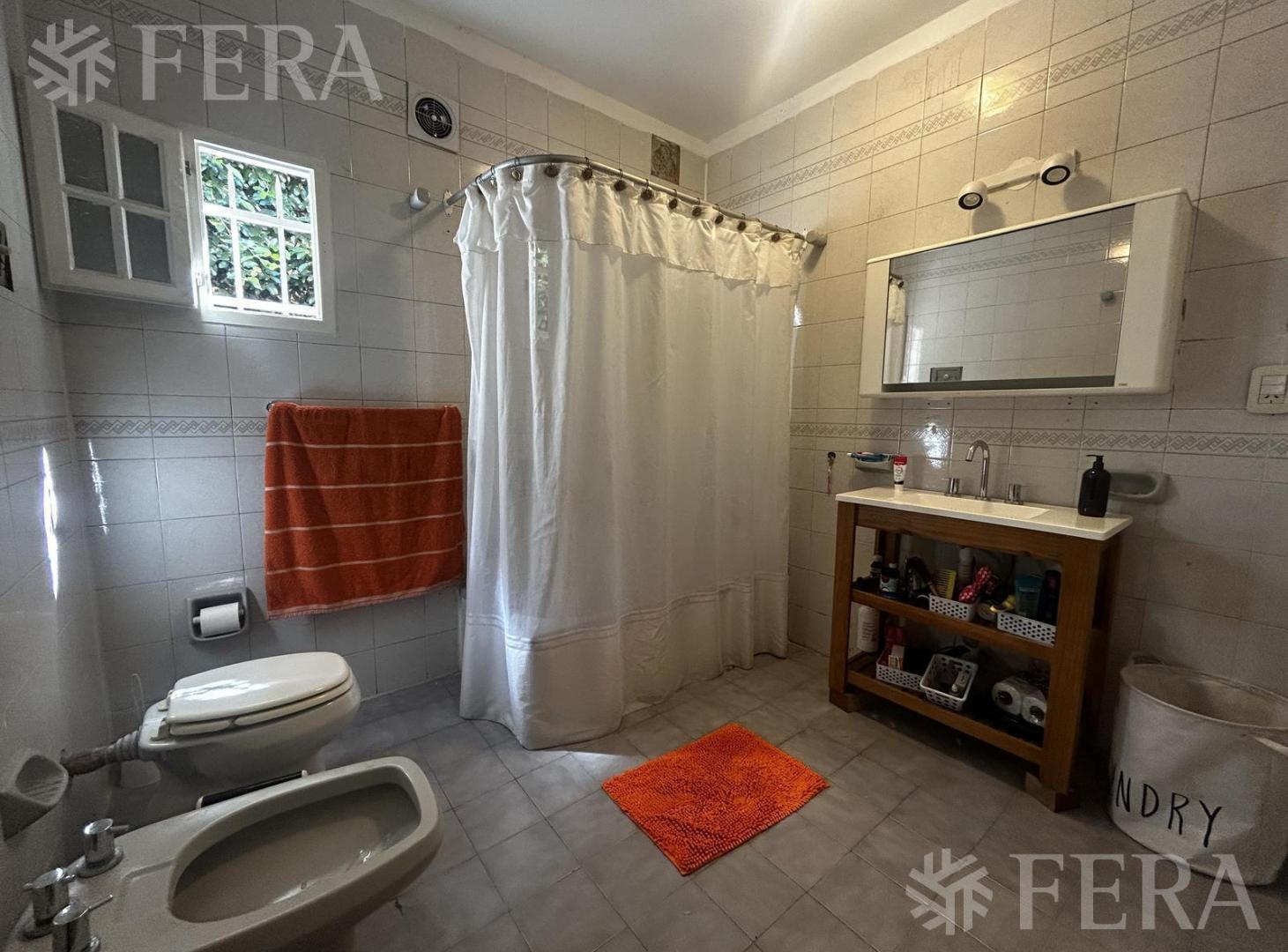 Foto de Venta Casa 4 ambientes con cochera y jardín en Bernal Oeste, imagen 2