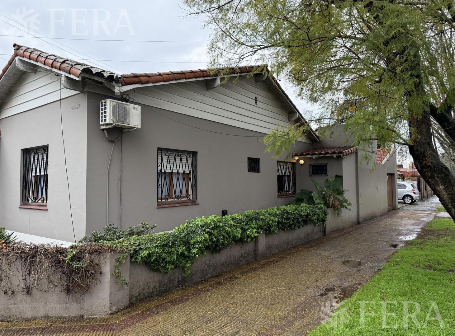 Foto de Venta Casa 3 ambientes con cochera y jardin en Temperley, imagen 4