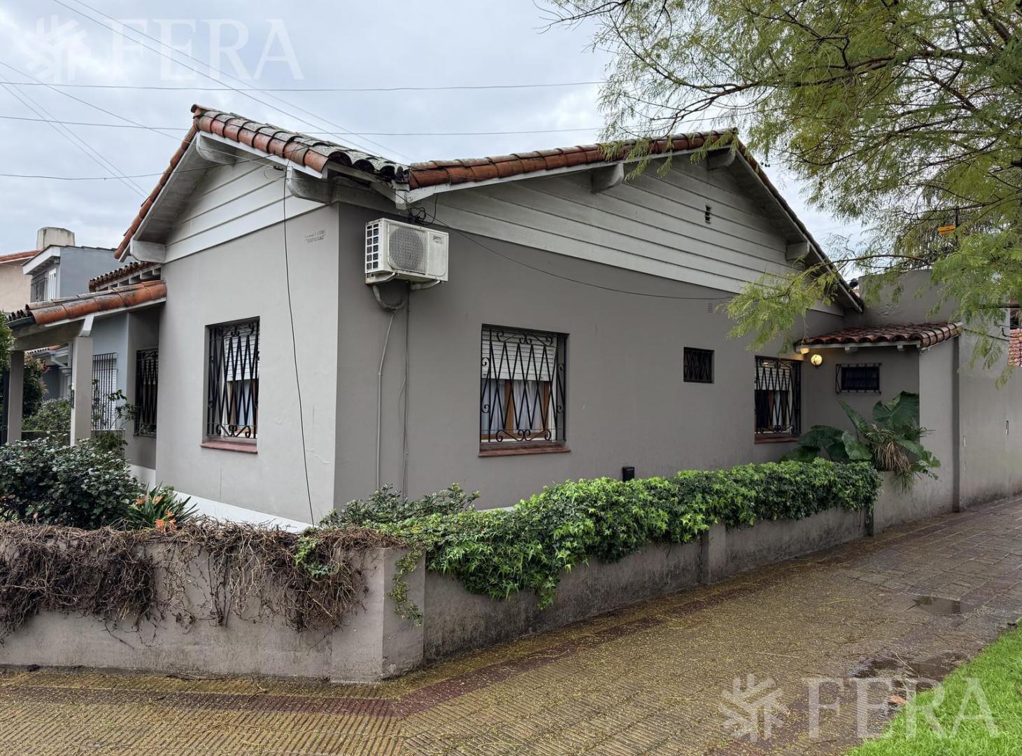 Foto de Venta Casa 3 ambientes con cochera y jardin en Temperley, imagen 3
