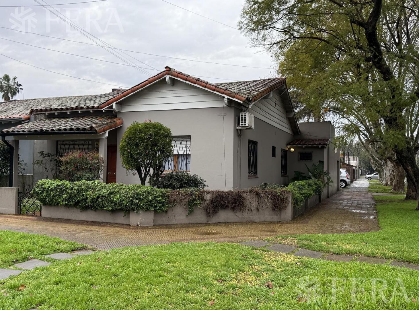 Foto de Venta Casa 3 ambientes con cochera y jardin en Temperley, imagen 1