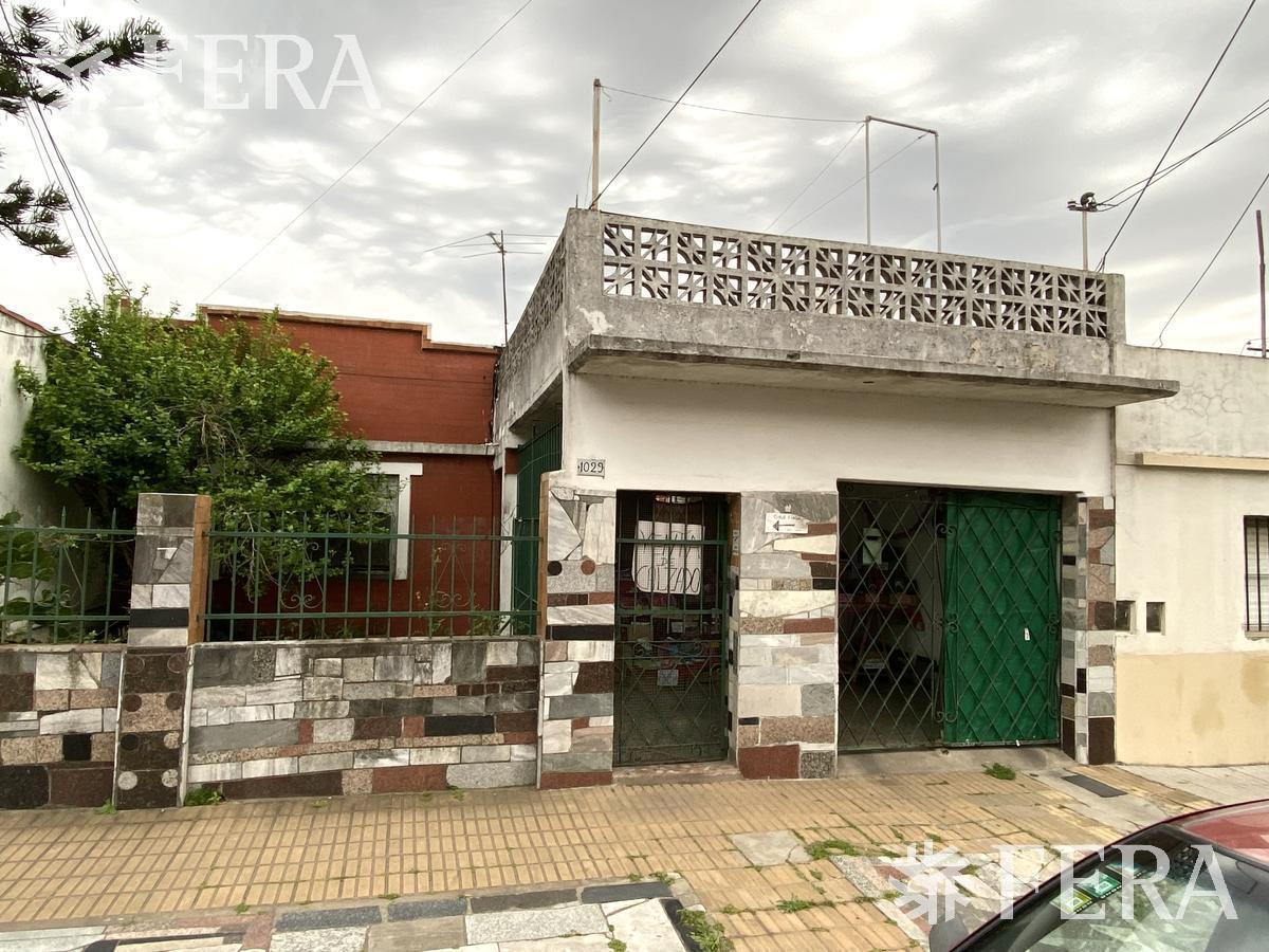 Foto de Venta casa de 3 ambientes con cochera, jardín y patio en Wilde, imagen 1