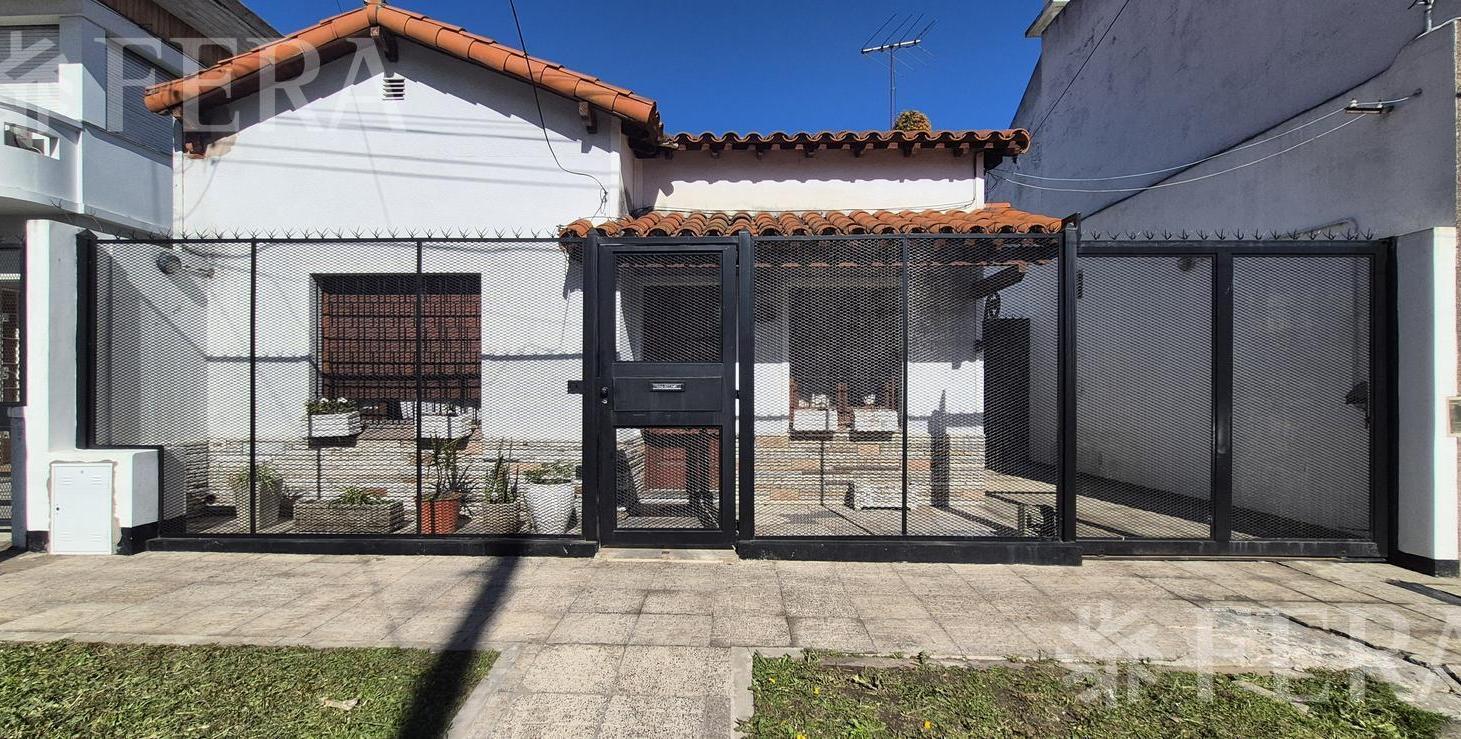 Foto de Venta casa 3 ambientes con cochera en Bernal Oeste, imagen 2