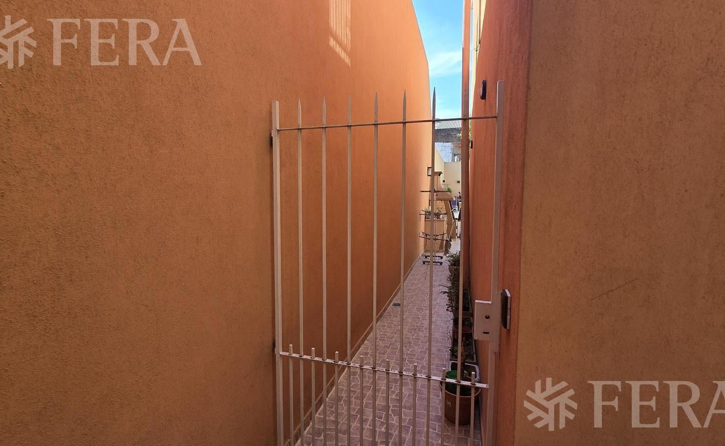 Foto de Venta casa 5 ambientes con cochera en Sarandi, imagen 4