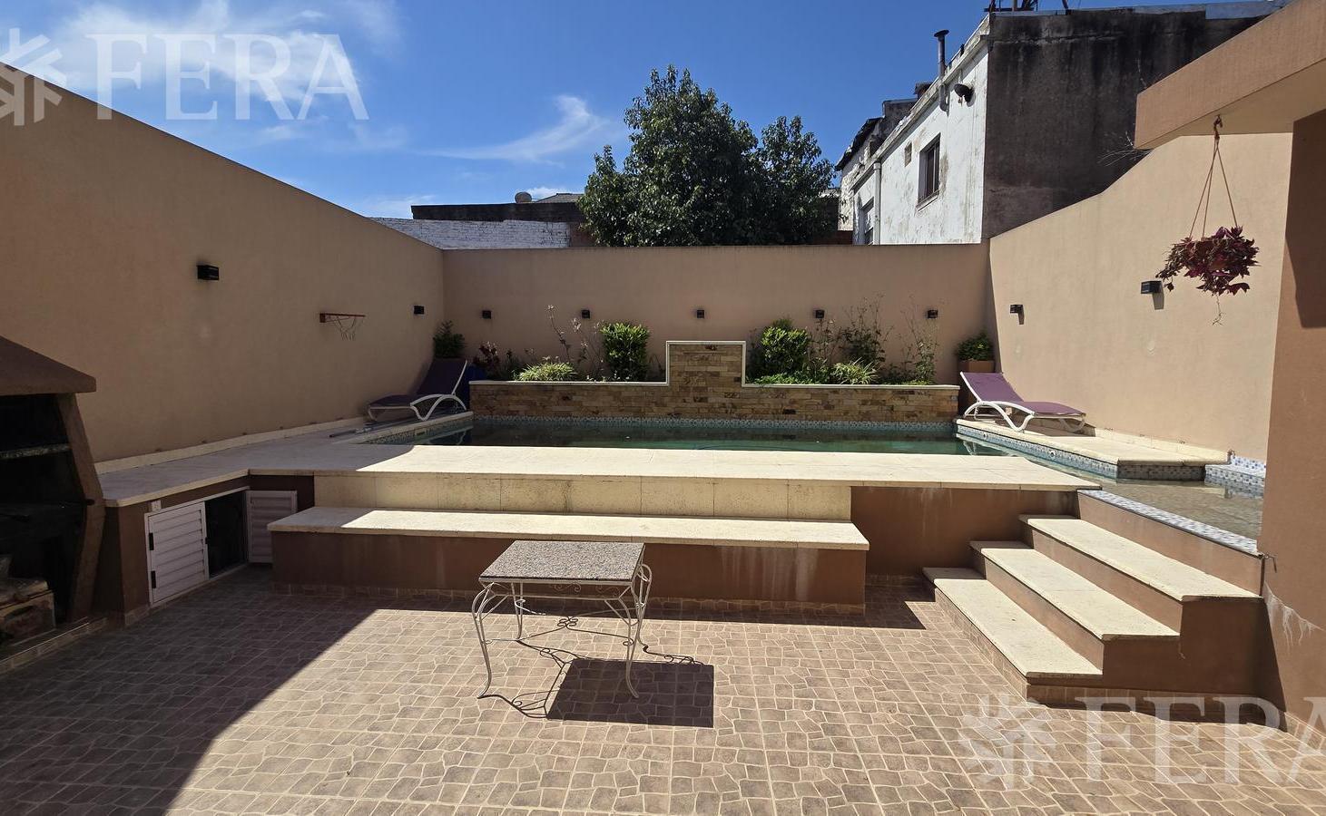 Foto de Venta casa 5 ambientes con cochera en Sarandi, imagen 1