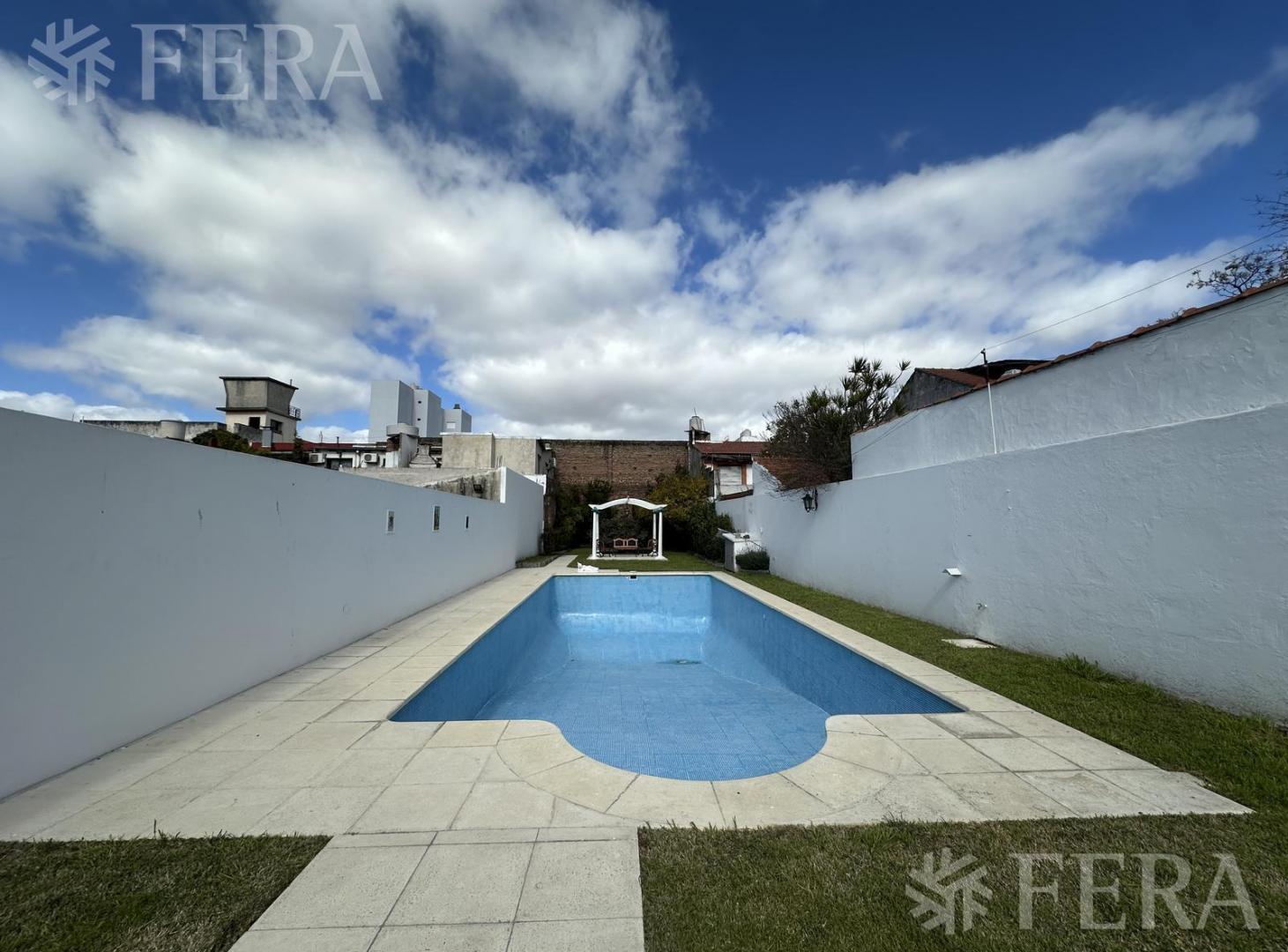Foto de Venta casa 4 ambientes con cochera y piscina en Wilde, imagen 2