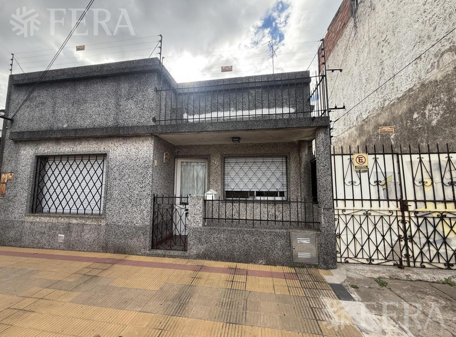 Foto de Venta casa 3 ambientes con cochera en Wilde, imagen 2