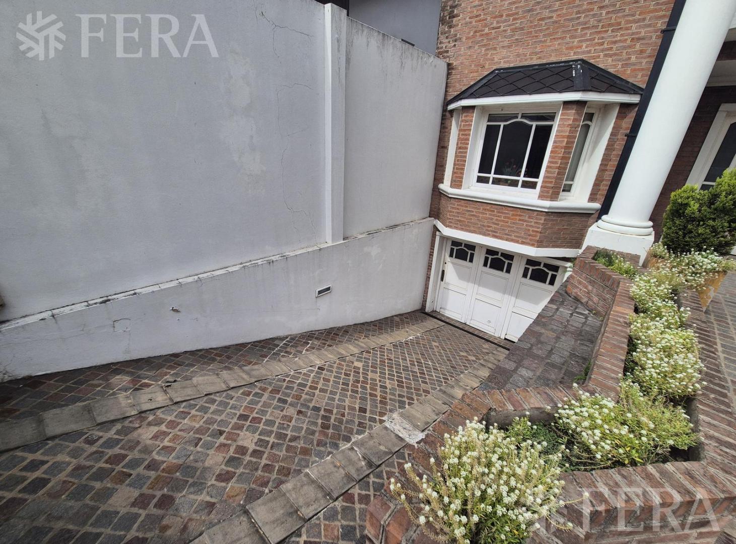 Foto de Venta casa 5 ambientes con cochera y piscina en Quilmes, imagen 5